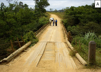 Figura 16 – Vista da ponte sobre o c�rrego �gua Limpa (estrada vicinal de Piumhi a comunidade  de Boca da Mata): A – Equipe da prefeitura municipal de Capit�lio; B- Vista da se��o fluvial do c�rrego �gua Limpa (jusante da ponte), em processo acentuado de eros�o: margens e leito natural.
