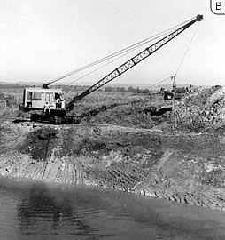 Figura 5 – Dragas de arraste  com ca�amba de 1 jarda c�bita, utilizadas na constru��o do <i>Canal do Rio Piui</i>, abrangendo uma  extens�o de 11,3 km e uma se��o trapezoidal de 33 m<sup>2<sup>: A - Duas dragas trabalhando em paralelo ao eixo da obra: B- Vista de uma das dragas.