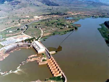 Figuras 15 – Vista geral da barragem da Usina Hidrelétrica Mascarenhas, no rio Doce.
