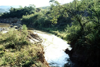 Figura 5- Barramento à montante do ribeirão do Carmo e inicio do desvio do ribeirão para a encosta...