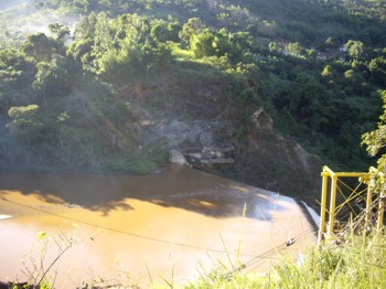 Figuras 9 e 10 - Vistas da barragem de nvel da PCH Furquim  no ribeiro do Carmo