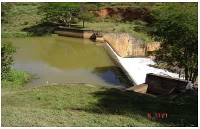 Figura 1- Vista da barragem de concreto/vertedor da Usina da Casquinha, no rio Casca