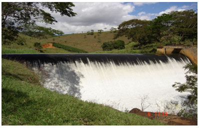 Figura 3 - Extravasamento das descargas por sobre toda a extenso da crista da barragem