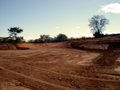 b) Vista da construo do canal extravasor e do auxiliar. 