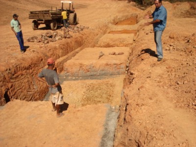d) Detalhe da construo da base do canal extravasor - escada com degraus e poos com possibilidade de servir, tambm, para subida de peixes provenientes do rio Verde Grande no perodo das cheias.