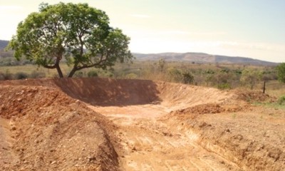 g) Vista de uma  “bacia de captao de gua” construda na bacia de contribuio da barragem objetivando  aumentar a infiltrao de gua no solo (recarga do aqfero) e a reduo do escoamento superficial/eroso.