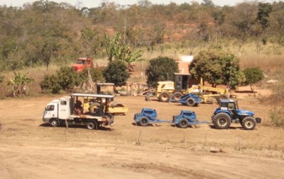 h) Vista de parte da patrulha mecanizada utilizada na construo da barragem e da “bacia de captao de gua”.