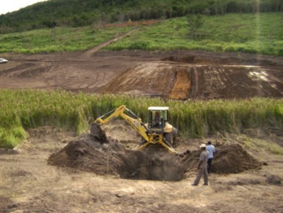 a) Limpeza do local e inicio da construo da fundao ou ncleo -  retroescavadeira.