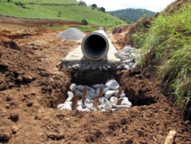 c) Detalhes da construo da base do desarenador tipo monge (controle do nvel de gua e esvaziamento do reservatrio).