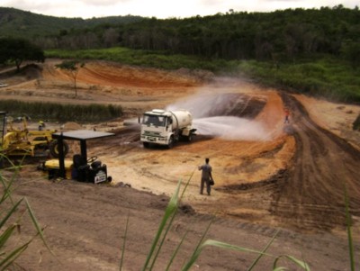 e) Caminho pipa utilizado como apoio na compactao do macio de terra da barragem.