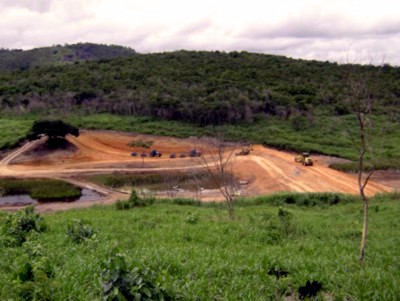 g) Vista panormica da construo do macio de terra da barragem e da “rea de emprstimo”.