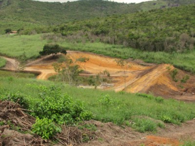 h) Vista panormica do corpo da barragem - terra orgnica espalhada sobre os taludes objetivando facilitar o desenvolvimento de vegetao.