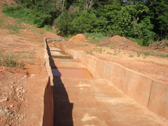 b) Vista superior da escada dissipadora de energia aps revestimento de concreto