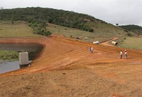 Figura 6 - Vista do inicio de enchimento do reservatrio, do monge  e  trmino da construo da crista do macio (C = 3,5 m)