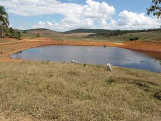 Figura 7  Espelho dgua em barragem pequena e em barragem de porte mdio