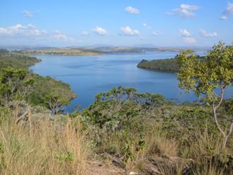 Figura 7  Espelho dgua em barragem pequena e em barragem de porte mdio