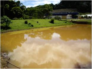 Figura 8b - Borda livre ou folga em duas pequenas barragens de terra