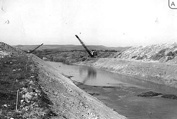 Figura 5 – Dragas de arraste  com caamba de 1 jarda cbita, utilizadas na construo do <i>Canal do Rio Piui</i>, abrangendo uma  extenso de 11,3 km e uma seo trapezoidal de 33 m<sup>2<sup>: A - Duas dragas trabalhando em paralelo ao eixo da obra: B- Vista de uma das dragas.