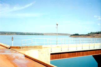 Figura 1 - Barragem objetivando geraao de energia e regularizaao de vazao - rio Pardo, distrito de Machado Mineiro