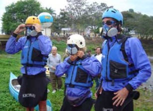 Figura 2- Expedição do Projeto Manuelzão em 2003 - caiaqueiros colocam máscaras para navegar trecho poluído do rio das Velhas.